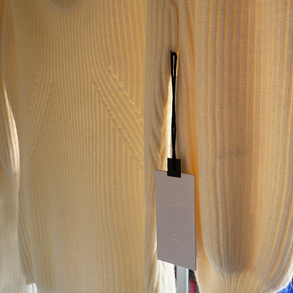 ASTR THE LABEL | ESMA PUFF SLEEVE SWEATER OFF WHITE - Picture 4 of 6